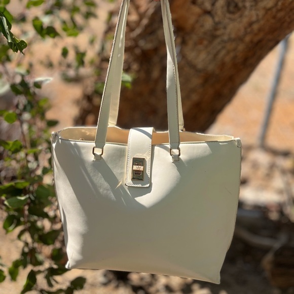 ANNE KLEIN | Large Tote with Enamel Turn Lock Large White Gold - Picture 2 of 15